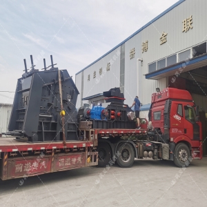 1000*700液压对辊制砂机，1210反击破发往四川